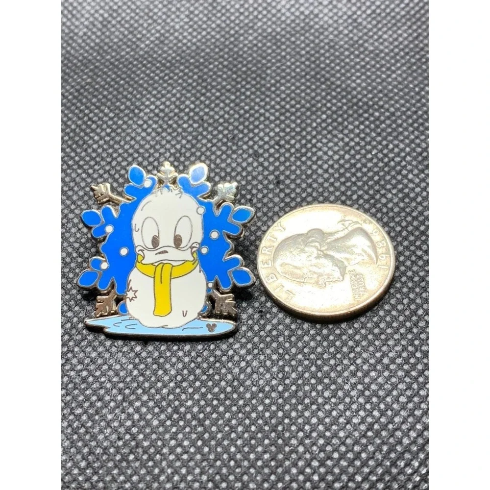 2007 Donald Duck Snowman Disney pin Christmas Hidden Mickey Lanyard Series
